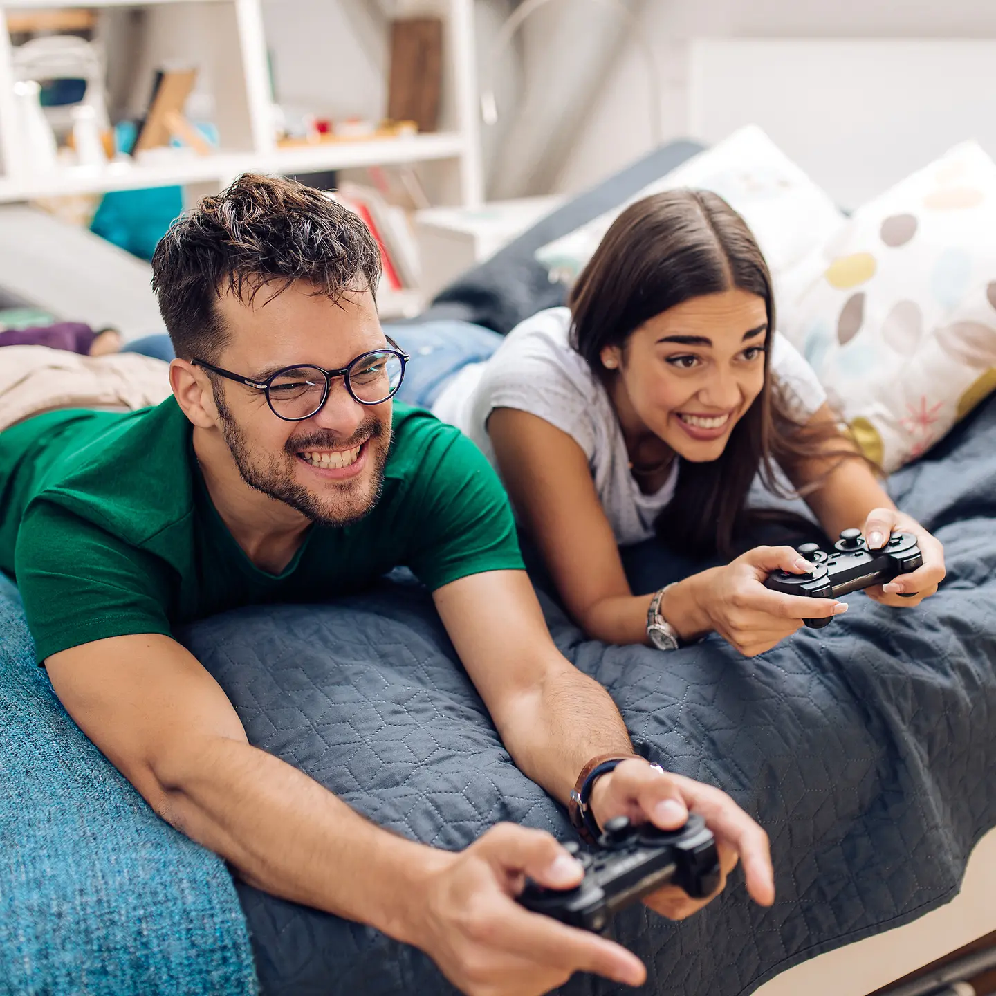 Ein junges Paar spielt ein Videospiel. 